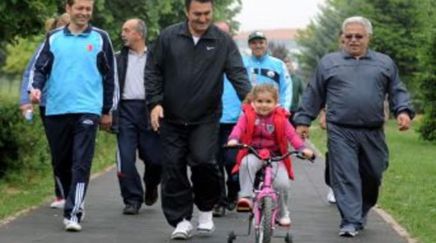 Başkan D&uuml;ndar, Vatandaşlarla Birlikte Y&uuml;r&uuml;y&uuml;ş Yaptı