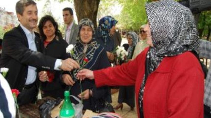 Başkan Tahmazoğlu Anneler G&uuml;n&uuml;'n&uuml; Kutladı