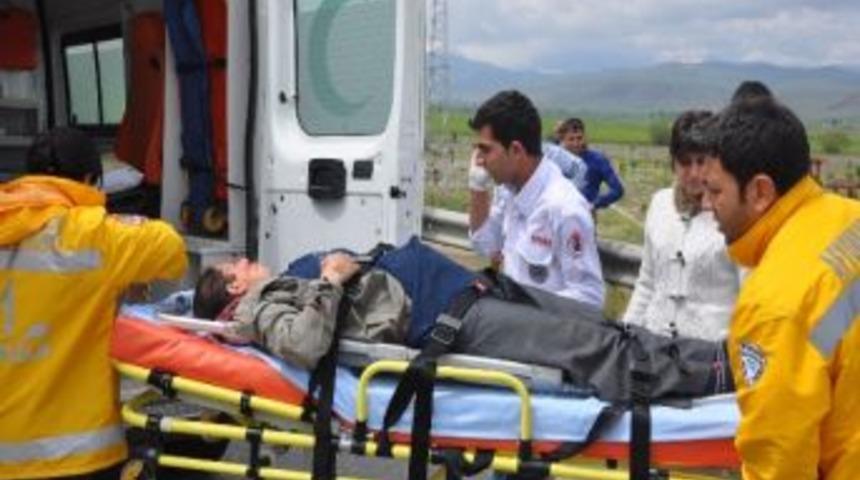 Afyonkarahisar&rsquo;da Trafik Kazası; 3 Yaralı