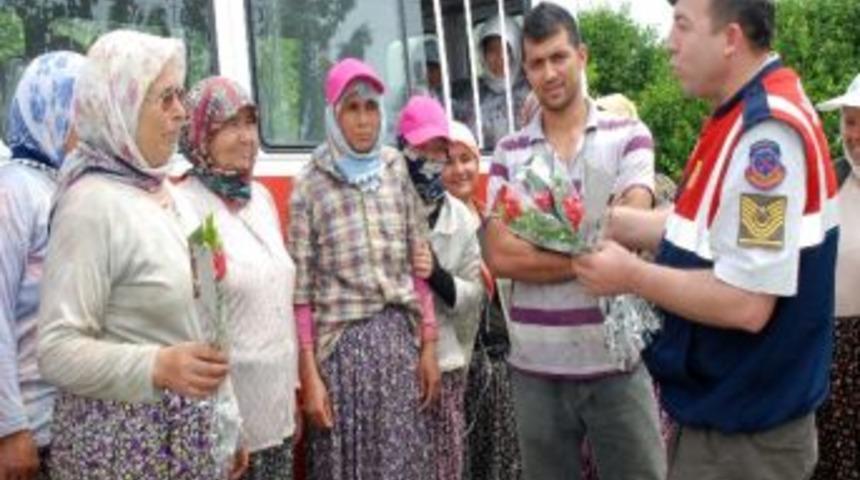 Jandarma, Tarlada &Ccedil;alışan Kadınlara Karanfil Dağıttı
