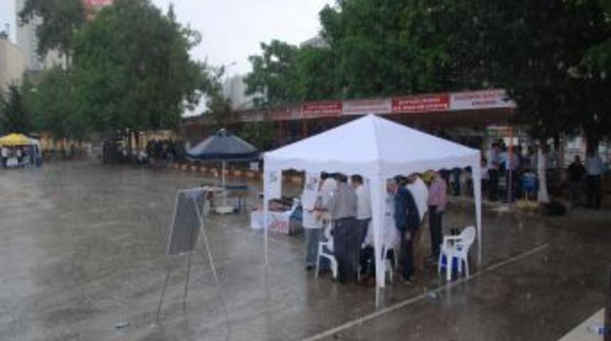 Adana&rsquo;da Yağmur Vatandaşları Hazırlıksız Yakaladı