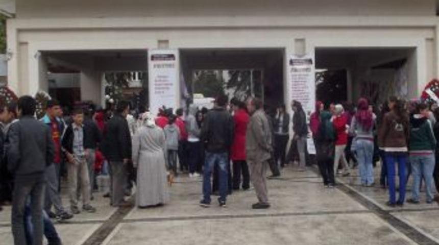 Eğitim G&ouml;n&uuml;ll&uuml;leri Fakir &Ouml;ğrenciler Yararına Kermes D&uuml;zenledi