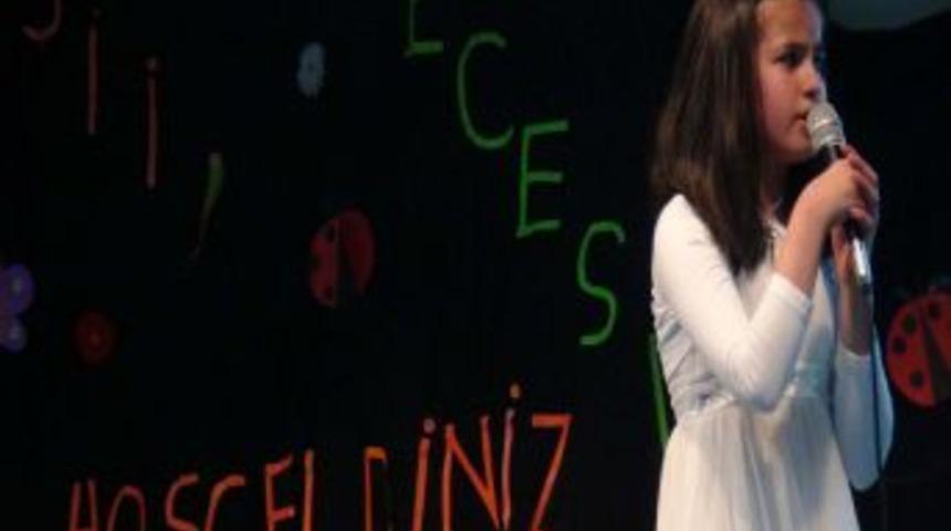 &Ouml;ğrencilerin Şiir Dinletisi Velileri Duygulandırdı