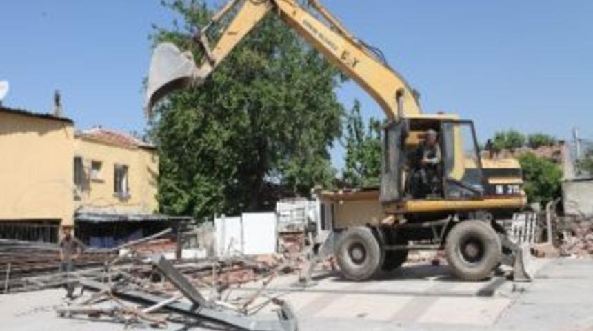 Bornova&rsquo;da &Ccedil;irkin G&ouml;r&uuml;nt&uuml; Ortadan Kalkıyor