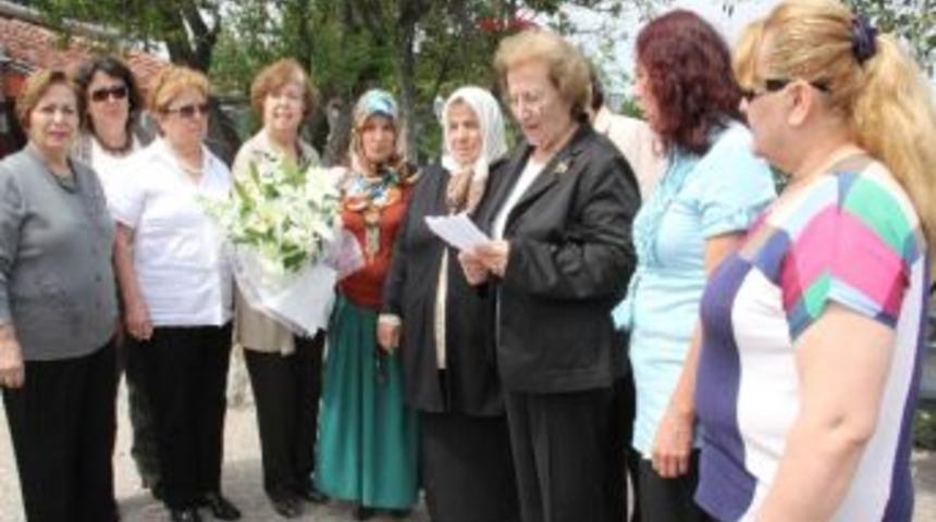 T&uuml;rk Anneleri Derneği&rsquo;nden, Yılın Annesi Emine G&uuml;naydına Plaket