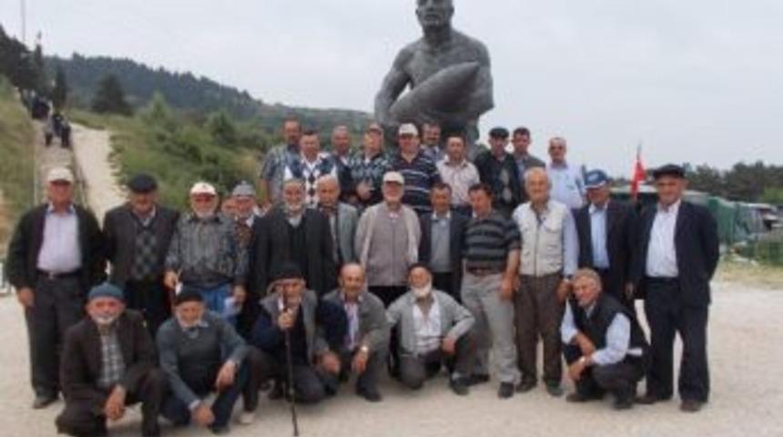 Ak Parti Sandık G&ouml;revlileri Şehitlikleri Gezdi