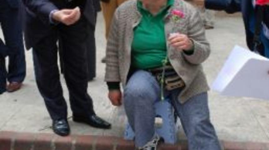 Chp&rsquo;li Kadınlar Annelere Karanfil Dağıttı