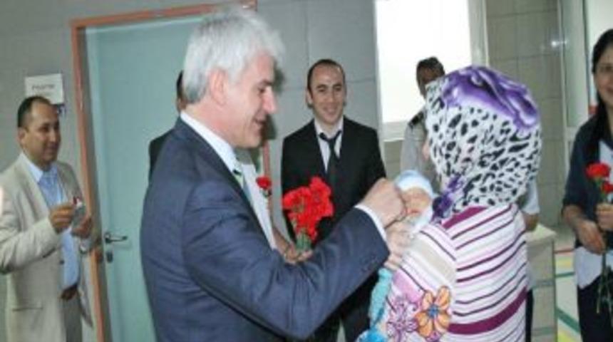 Şahin&rsquo;den &Ccedil;i&ccedil;ekli Hemşireler Ve Anneler G&uuml;n&uuml; Kutlaması