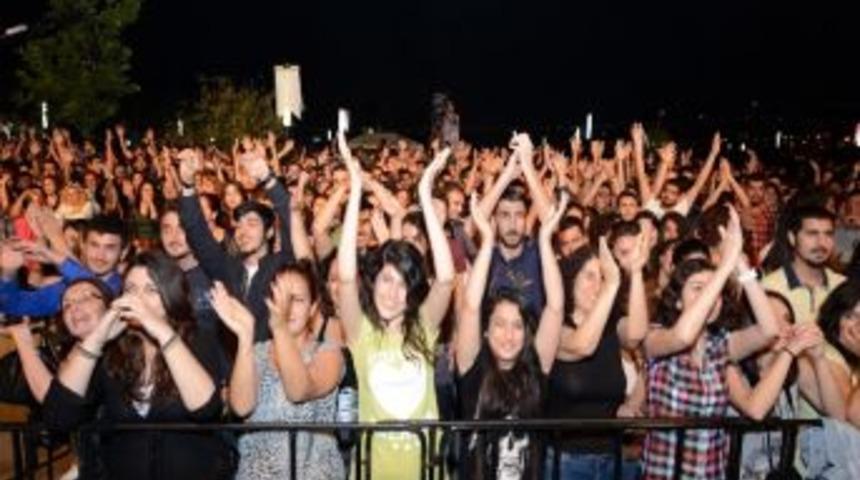 Gen&ccedil;lik Şenliği&rsquo;nde Rock R&uuml;zgarı