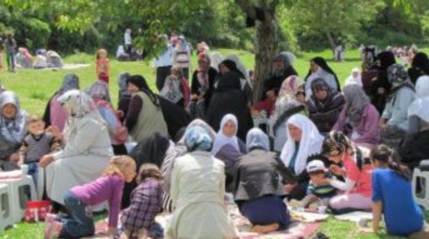 Hisarcık Yukarı Yoncaağa&ccedil; K&ouml;y&uuml;nde Bin Kişiye 'hayır Yemeği'