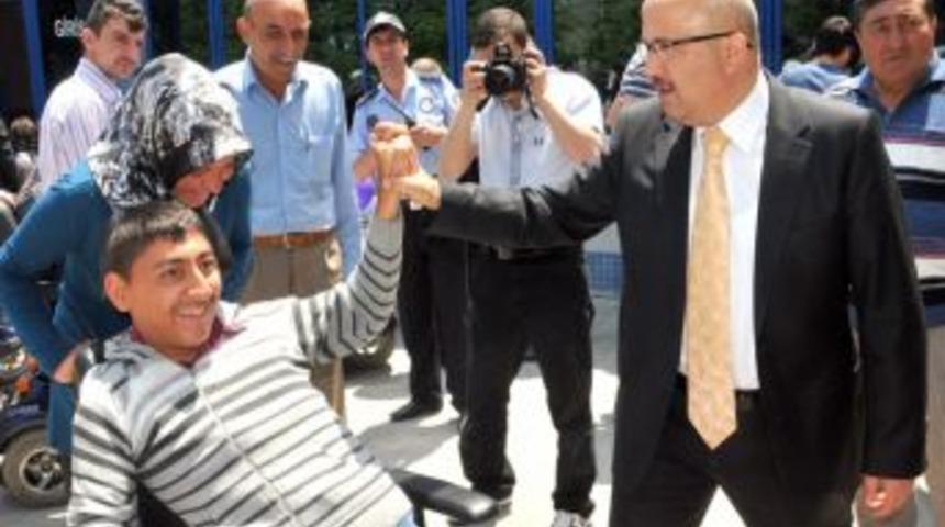 Afyonkarahisar Belediyesi 335 Engelliyi Ak&uuml;l&uuml; Ara&ccedil;la Sevindirdi