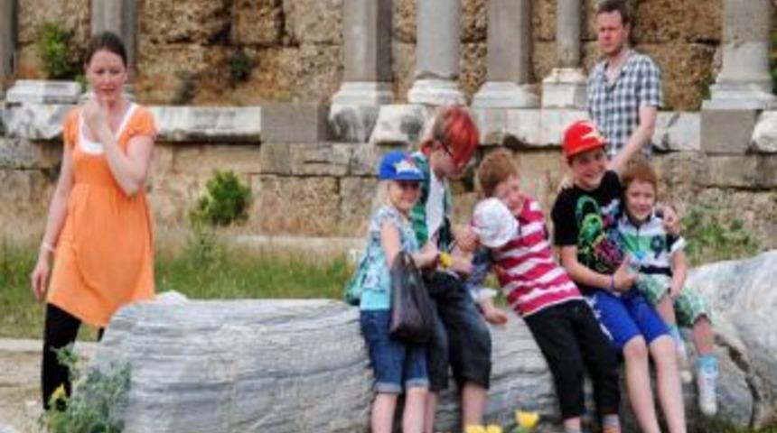 Ruslar Ve İskandinavlar B&uuml;y&uuml;kanne Ve B&uuml;y&uuml;kbabayla Tatile Geliyor