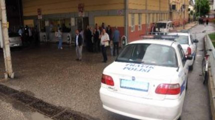 Polis Memurlarına Otomobil Çarptı: 2 Yaralı