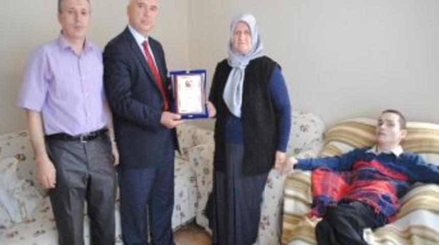 Çanakkaleliler Derneğinden Örnek Anneye Ödül