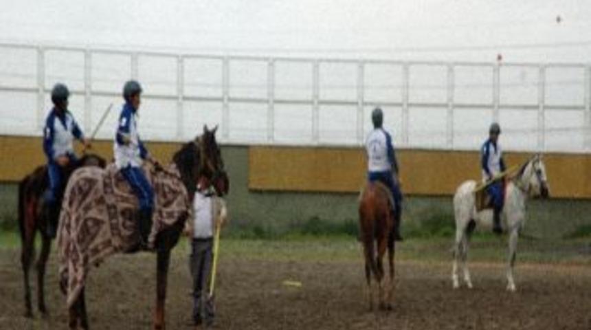 Sağanak Yağmur Altında Oynanan Cirit Müsabakasında Atlara Battaniyeli Koruma