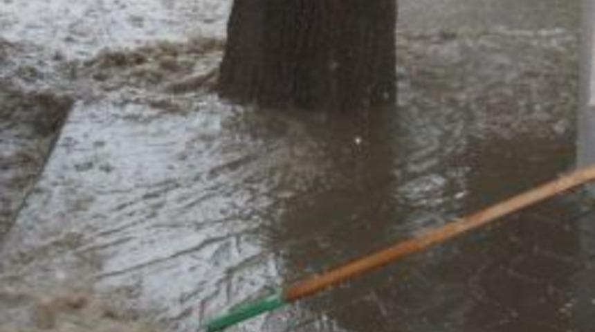 Araban’da Sağanak Yağış Üreticileri Korkutuyor.