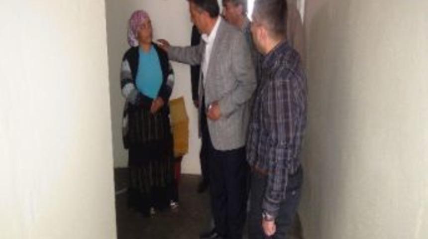 Yağmur Suyundan Zarar G&ouml;ren Aileler Ziyaret Edildi