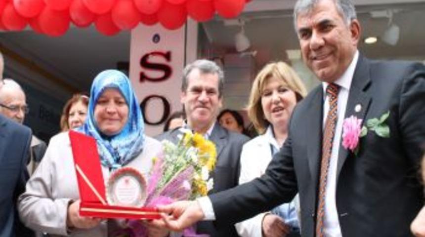 D&ouml;rt &Ccedil;ocuk Okutan Yılın Annesine Bulaşık Makinesi Hediye Edildi