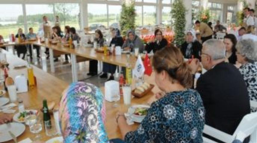 Başkan Baysan Şehit Annelerine Yemek Verdi