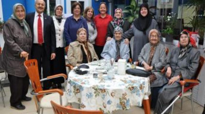 Mudanya'da 65 Yaş Üstü Anneler Kahvaltıda Buluştu