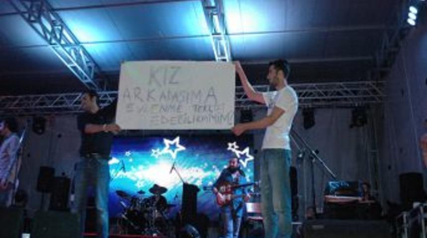 Konserde Sahneye &Ccedil;ıkıp Arkadaşına Evlenme Teklif Etti