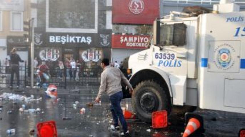 Beşiktaşlılar Başbakan'ın Ofisine Saldırıyor
