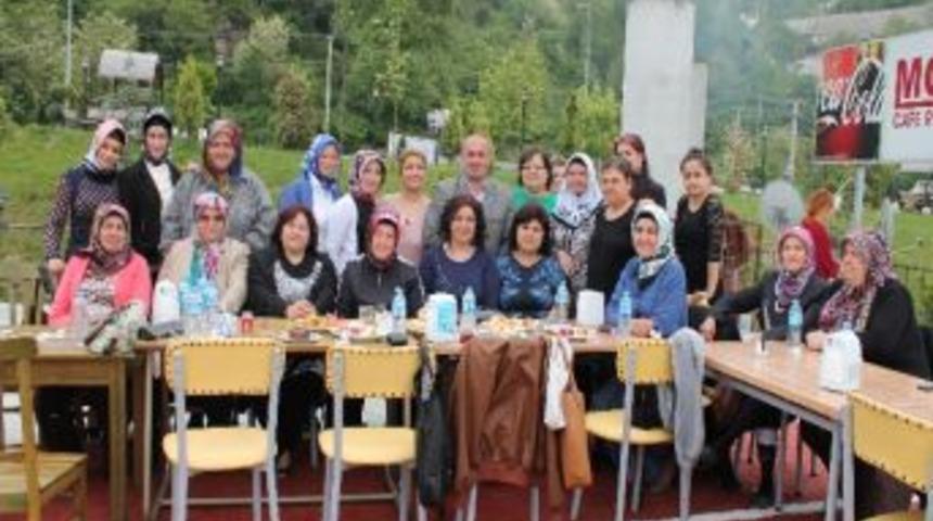 Ak Parti Kozlu Kadın Kolları&rsquo;ndan Anneler G&uuml;n&uuml; Kahvaltısı