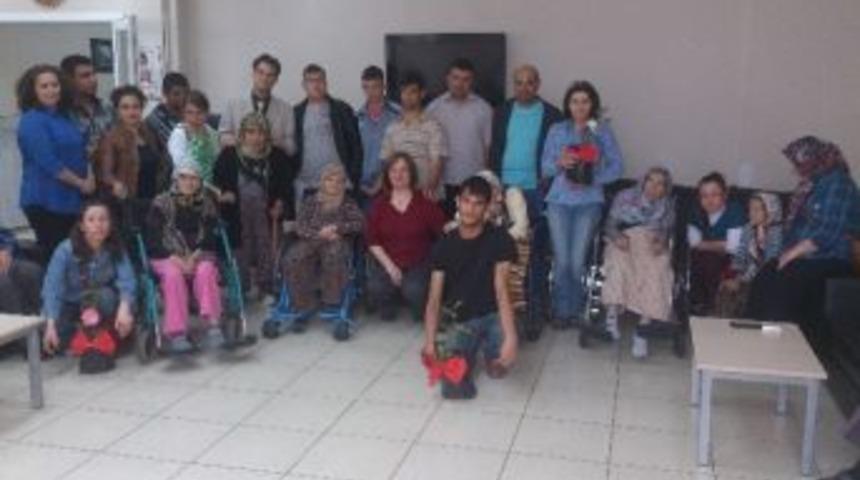 Kendi Yetiştirdikleri G&uuml;lleri Huzurevi Annelerine Hediye Ettiler