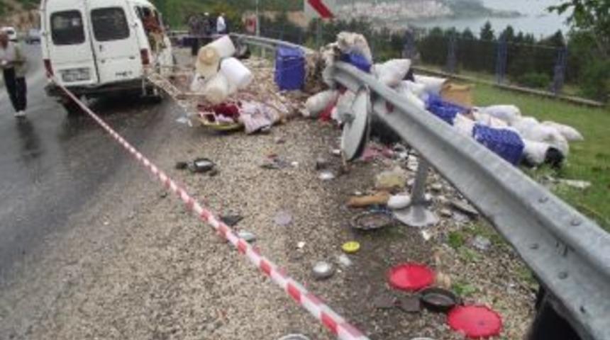 Isparta&rsquo;da Minib&uuml;s Devrildi: 15 Yaralı