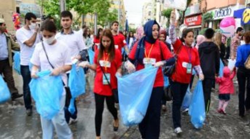 Gen&ccedil;ler Katı Atık Toplayarak &Ccedil;evreye Dikkat &Ccedil;ekti