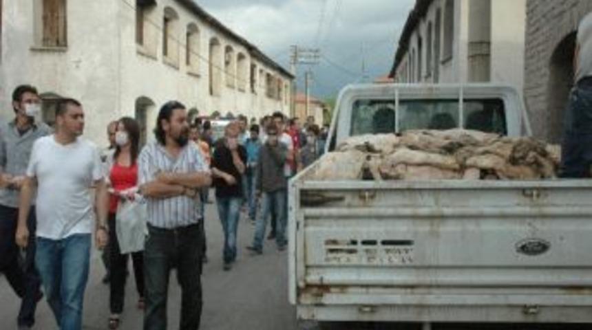 Alkoll&uuml; Derneklerden &lsquo;taşınmak İstemiyoruz&rsquo; Eylemi