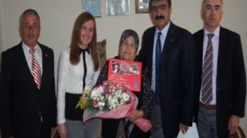 Kamu-sen Şehit &Ouml;ğretmenin Annesini Yılın Annesi Se&ccedil;ti