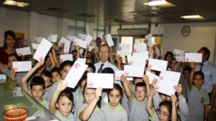 Annelerine Sevgilerini Mektupla G&ouml;nderdiler