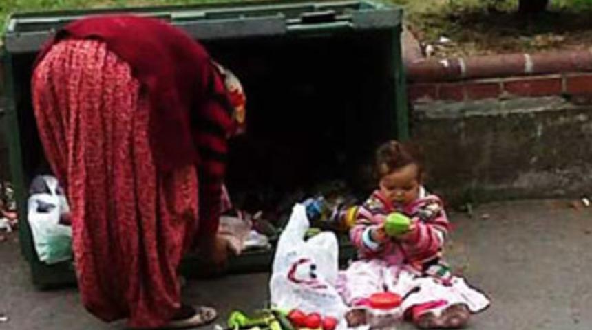 &Ccedil;&ouml;pten yiyecek toplayan 'anne'