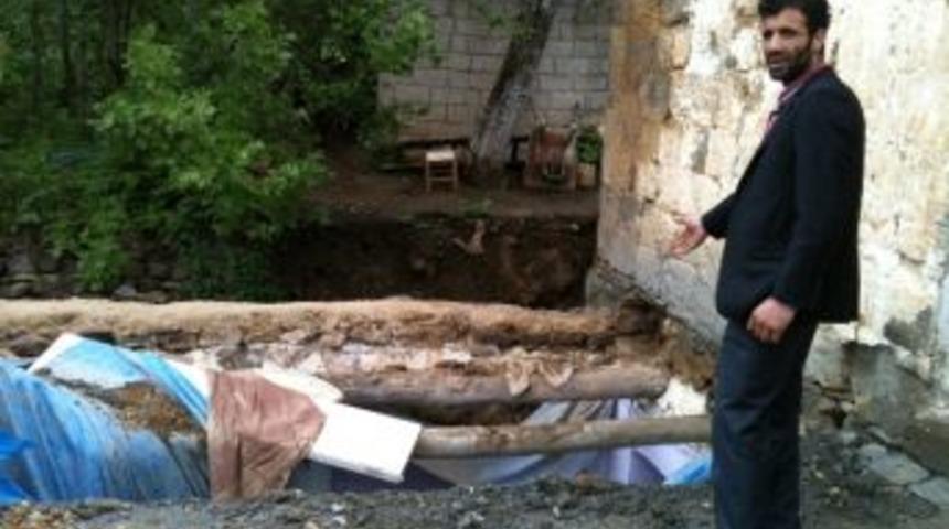 Bitlis&rsquo;te Aşırı Yağıştan Dolayı Bir Evin Damı &Ccedil;&ouml;kt&uuml;