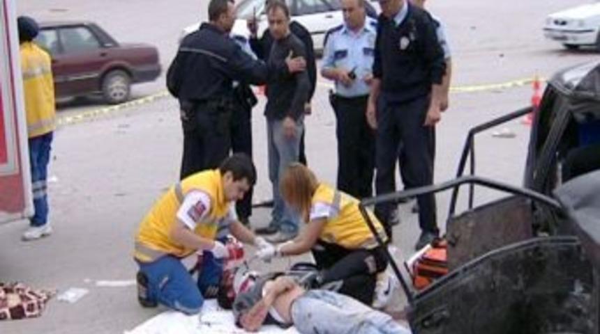 Minib&uuml;s, kavşakta otomobili bi&ccedil;ti: 2 &ouml;l&uuml;, 9 yaralı