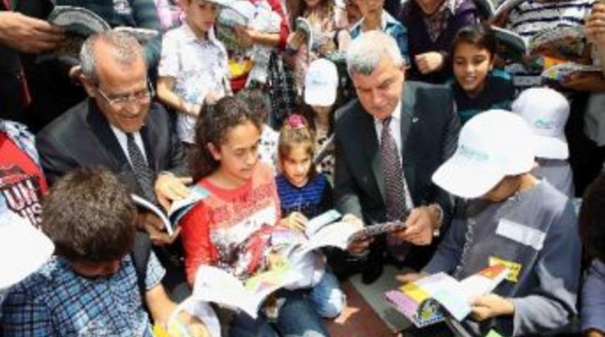 Karaosmanoğlu &Ouml;ğrencilerle Kitap Okudu