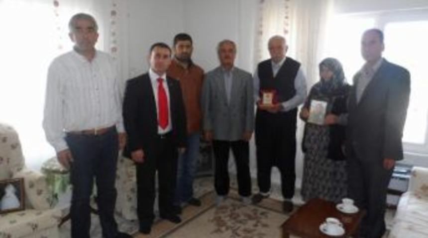 Arabanlılar Ve Yavuzeliler Derneğinden Anneler G&uuml;n&uuml;nde Anlamlı &Ouml;d&uuml;l