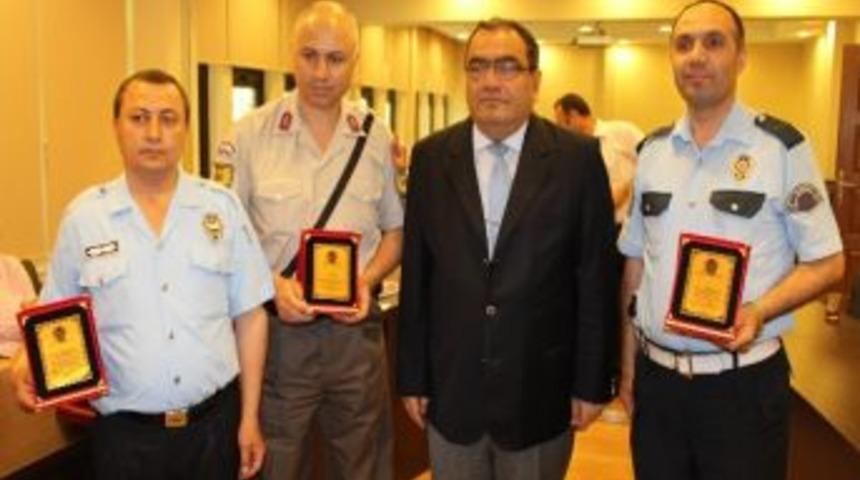 Trafik Haftası&rsquo;nda &Ouml;rnek &Ouml;ğrenci Ve S&uuml;r&uuml;c&uuml;lere &Ouml;d&uuml;l