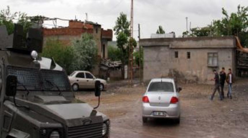 Diyarbakır&rsquo;da &ccedil;&ouml;pe atılan bomba patladı