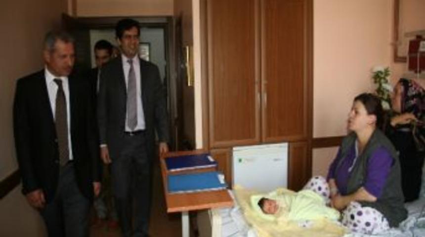 Anneler G&uuml;n&uuml;n&uuml; Bebekleri İle Karşıladılar