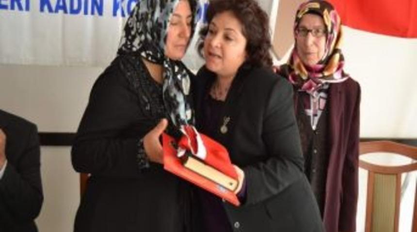 T&uuml;rkiye Kamu-sen Yılın Annesi Olarak İki Şehit Annesini Se&ccedil;ti