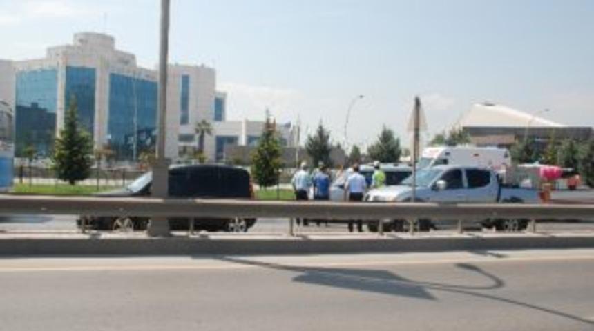 Otomobil Kamyona &Ccedil;arptı: 2 Yaralı