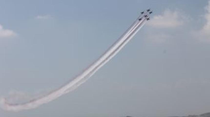 Solot&uuml;rk Ve T&uuml;rk Yıldızları&rsquo;nın U&ccedil;uş G&ouml;sterisi Nefes Kesti