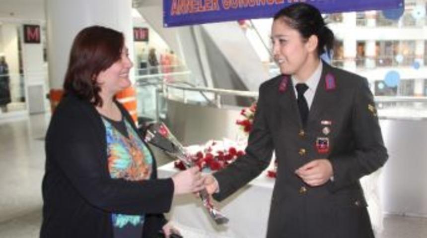 Jandarma&rsquo;dan Annelere Karanfil