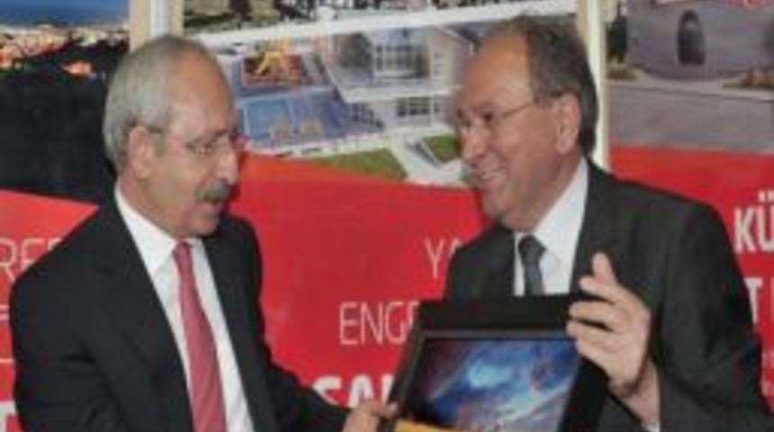 Başkan Burma, Kılı&ccedil;daroğlu'na İskele Tablosu Hediye Etti