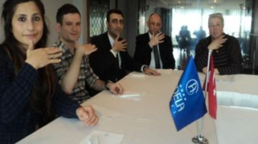 &Ccedil;alışanına İşaret Dili &Ouml;ğretti D&uuml;nyaya &Ouml;rnek Oldu