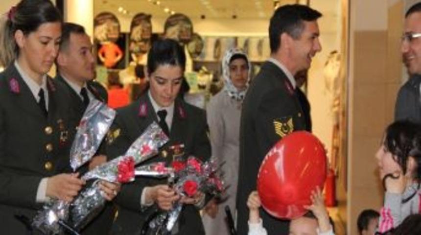 Jandarma&rsquo;dan Annelere Kırmızı Karanfil