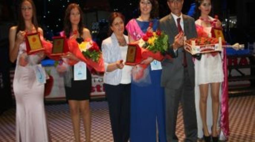 At&ccedil;a &Ccedil;ilek Festivali Yapıldı, Gecede &Ccedil;ilek G&uuml;zelleri &Ouml;d&uuml;llendirildi