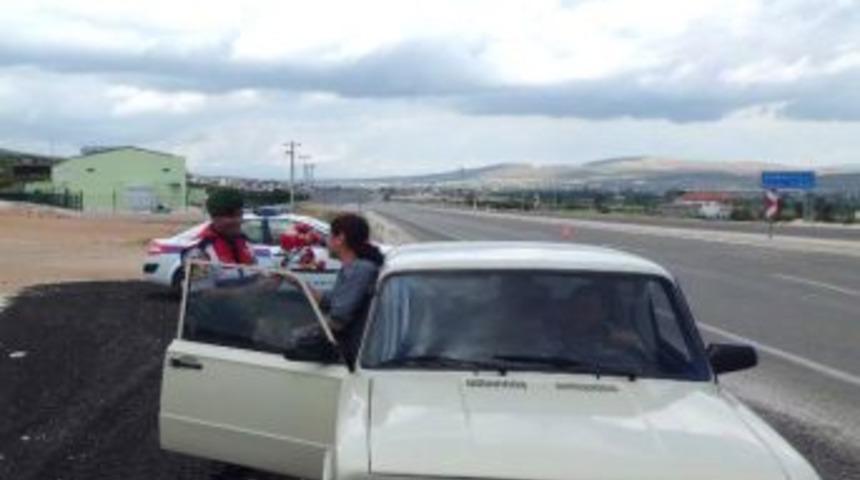Jandarma, Yol Kontrol&uuml;nde Annelere Karanfil Dağıttı